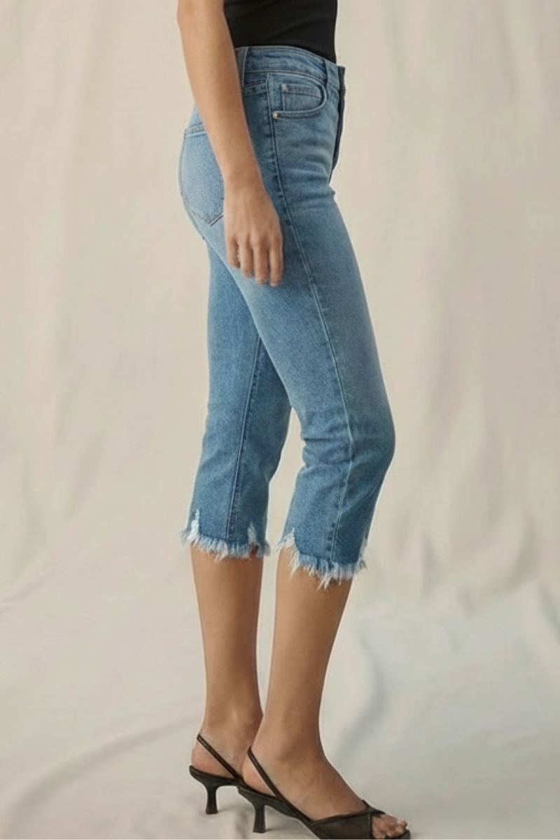 MID RISE EXPOSED BUTTON CAPRI JEANS: MEDIUM, 11