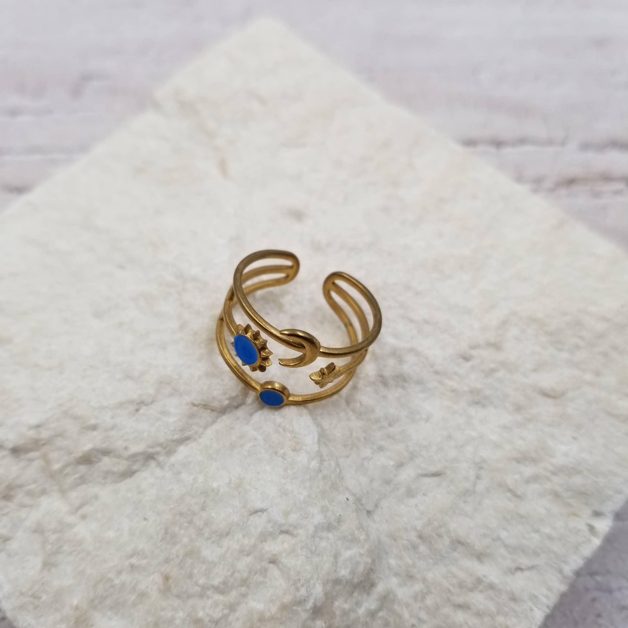 Surrounding Sun & Moon Ring