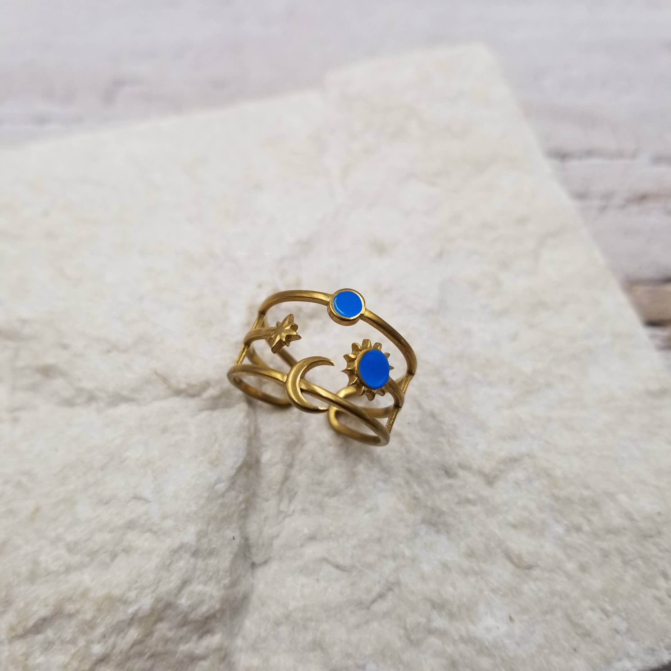 Surrounding Sun & Moon Ring