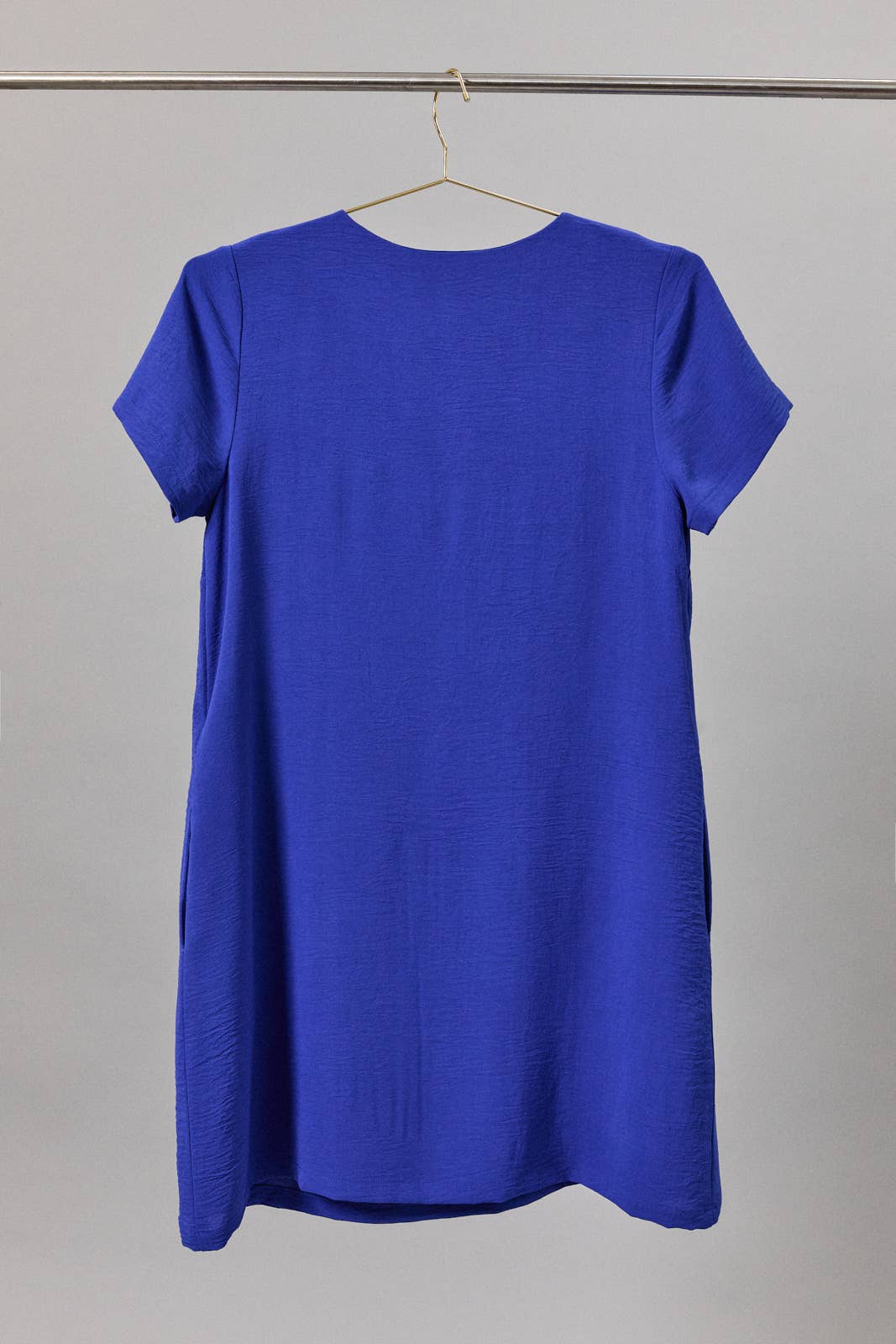 V NOTCH NECK SHORT SLEEVE SHIFT DRESS: ROYAL, L