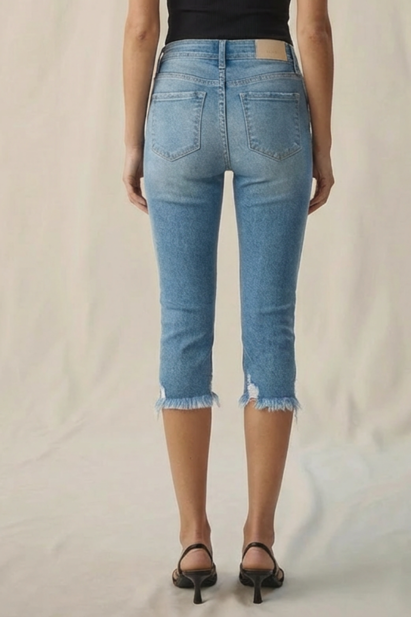 MID RISE EXPOSED BUTTON CAPRI JEANS: MEDIUM, 11