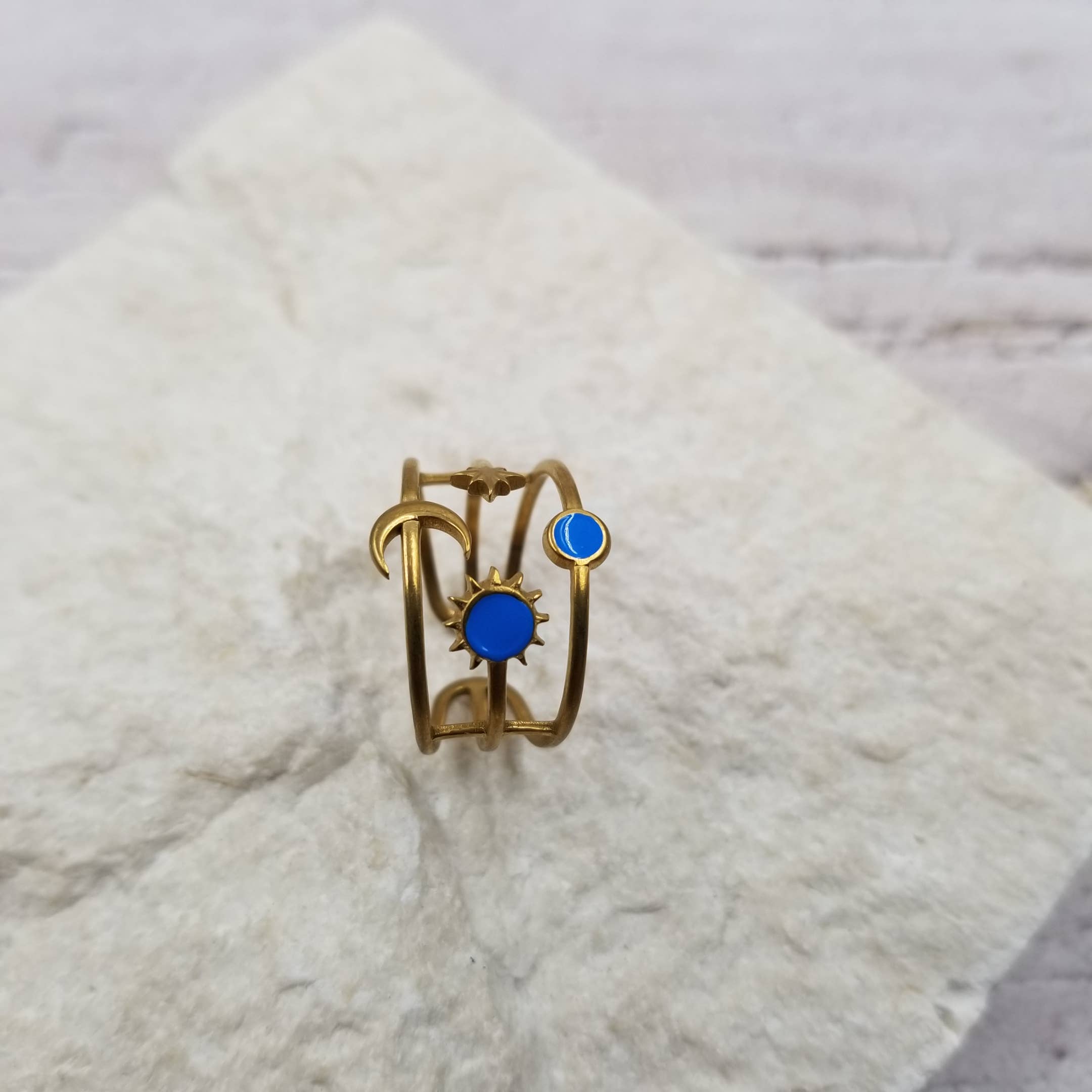 Surrounding Sun & Moon Ring