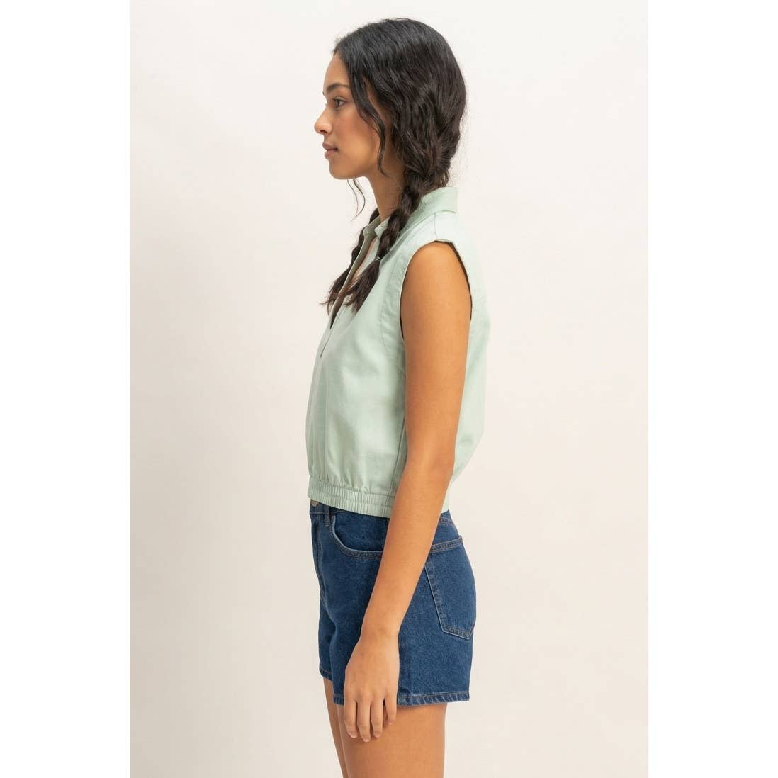 Collared Sleeveless Fitted Waist Top: MINT